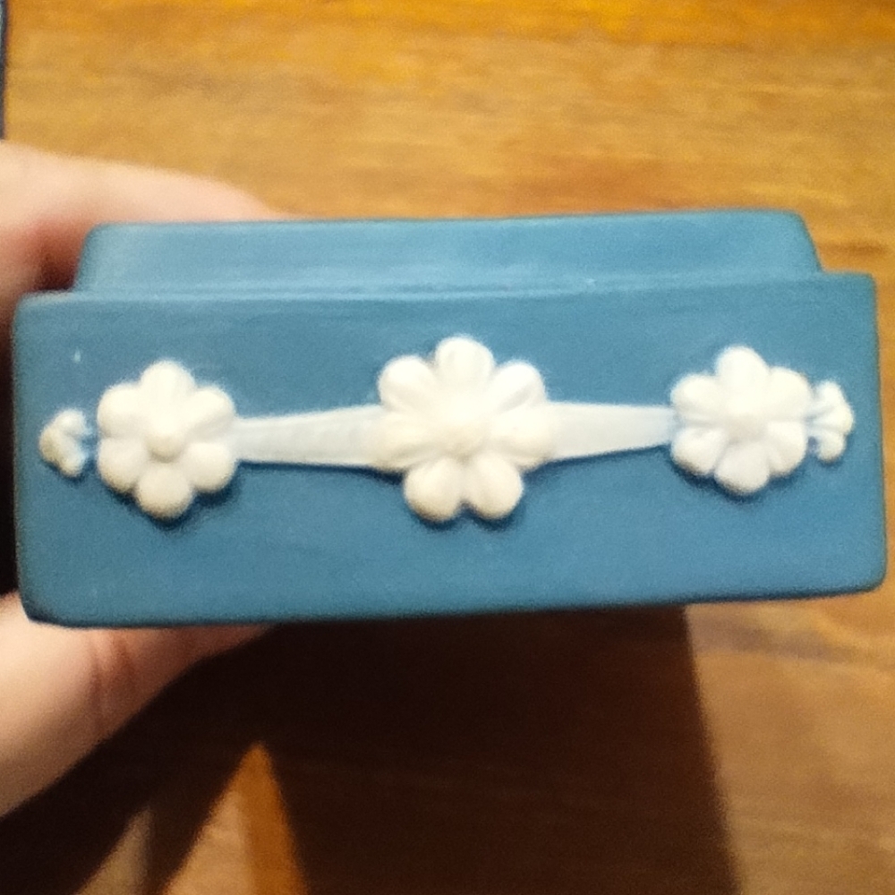Wedgewood Style Trinket Box, Ceramic, Blue & White, Cameo on Lid - Picture 7 of 9